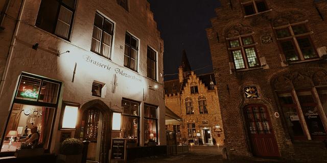 Город Хуиденветтерсплейн (Huidenvettersplein) в Брюгге