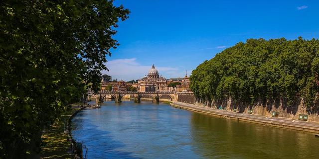 Город Рим - вид с набережной Тибра на собор св. Петра