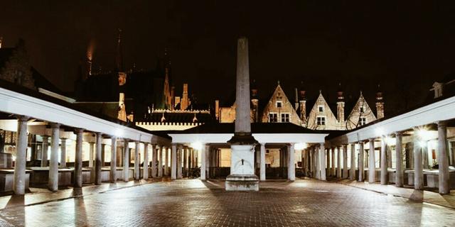 Город Рыбный рынок (Vismarkt) в Брюгге