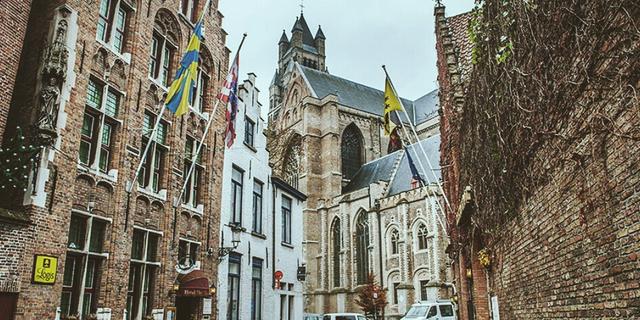 Город Собор Синт-Сальватор (Sint-Salvatorskathedraal) в Брюгге