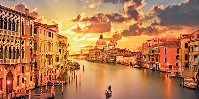 Город Венеция - гондолы и гондольеры