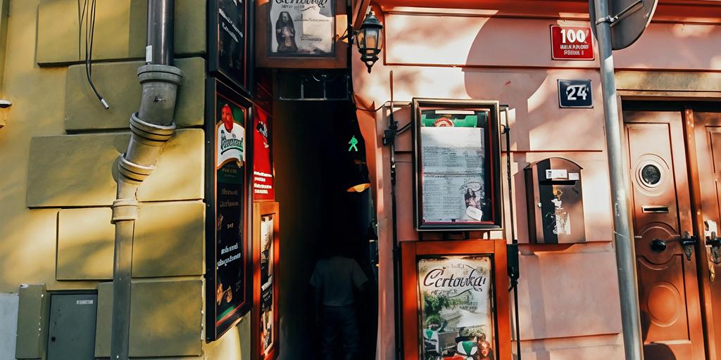 Винарна Чертовка (самая узкая улица)