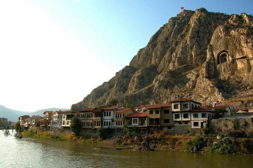 Замок в Амасье на вершине горы Харшен