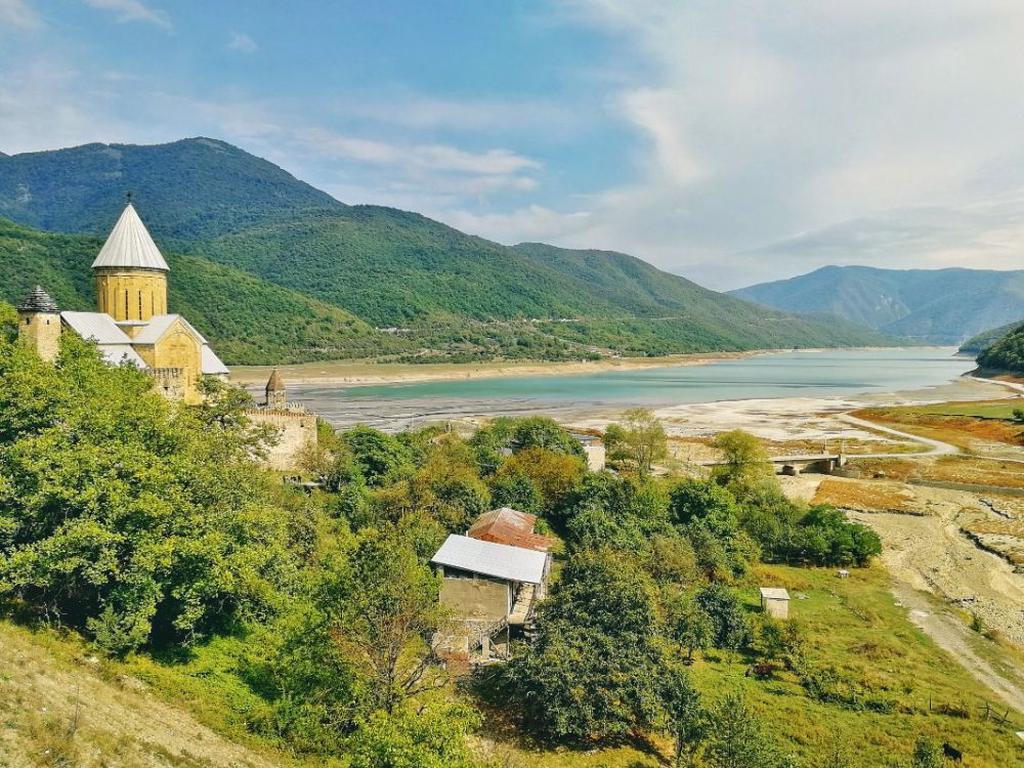 Ананури на фоне Жинвали