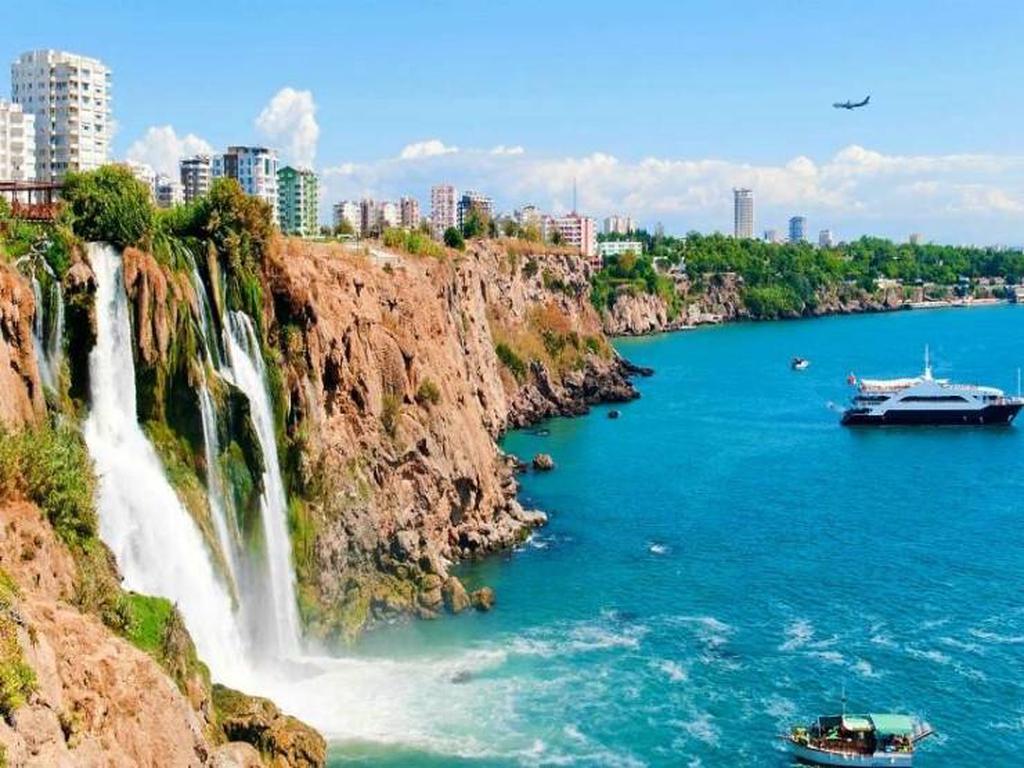Водопад на побережье