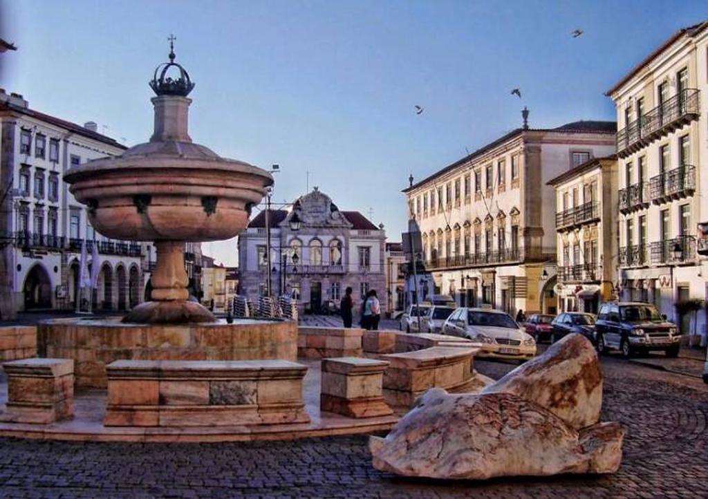 Эвора. Площадь Гиральдо
