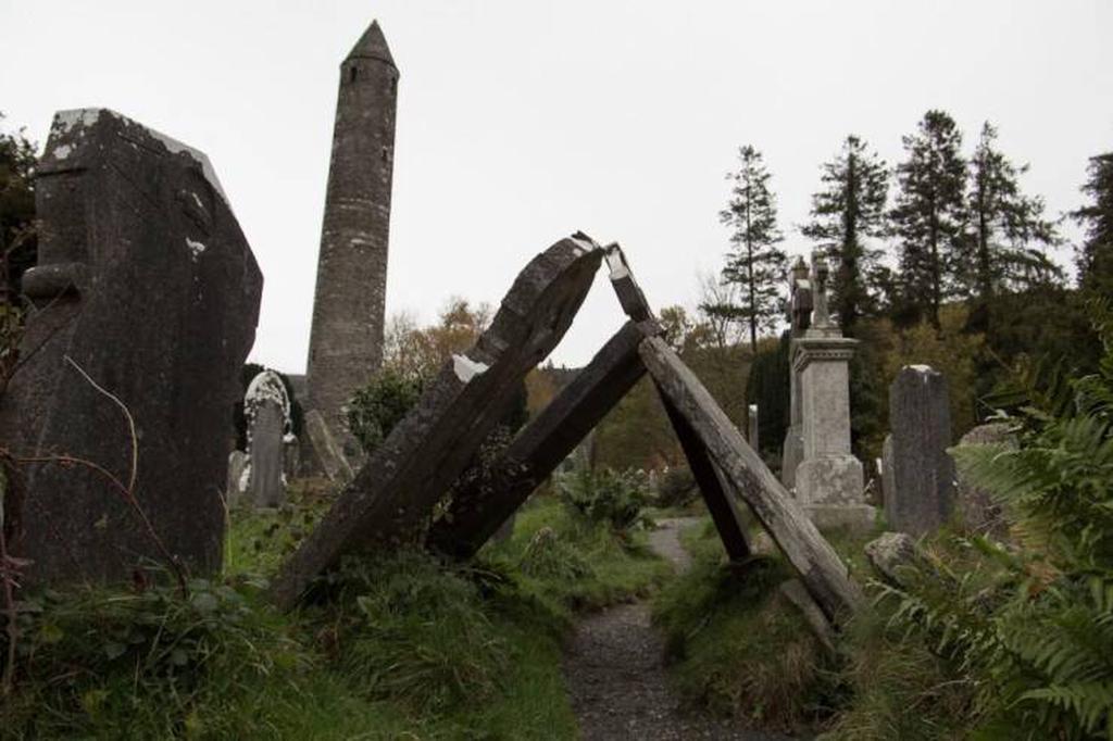 Свалившиеся друг на друга надгробные камни.