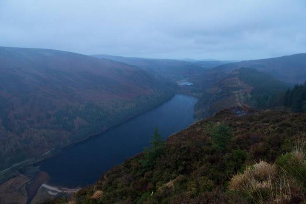 Оба озера в синей темноте (темнота в Глендалохе синяя).