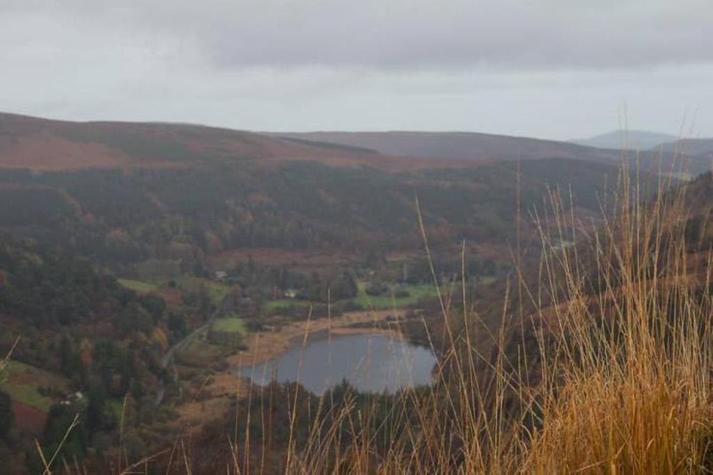 Нижнее озеро и монастырское поселение вдали.