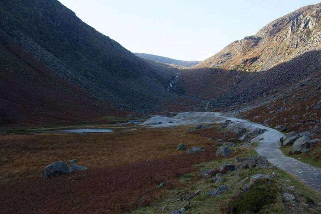 Место, где горы соединяются. Горнодобывающая деревня там же, сливается с местностью.