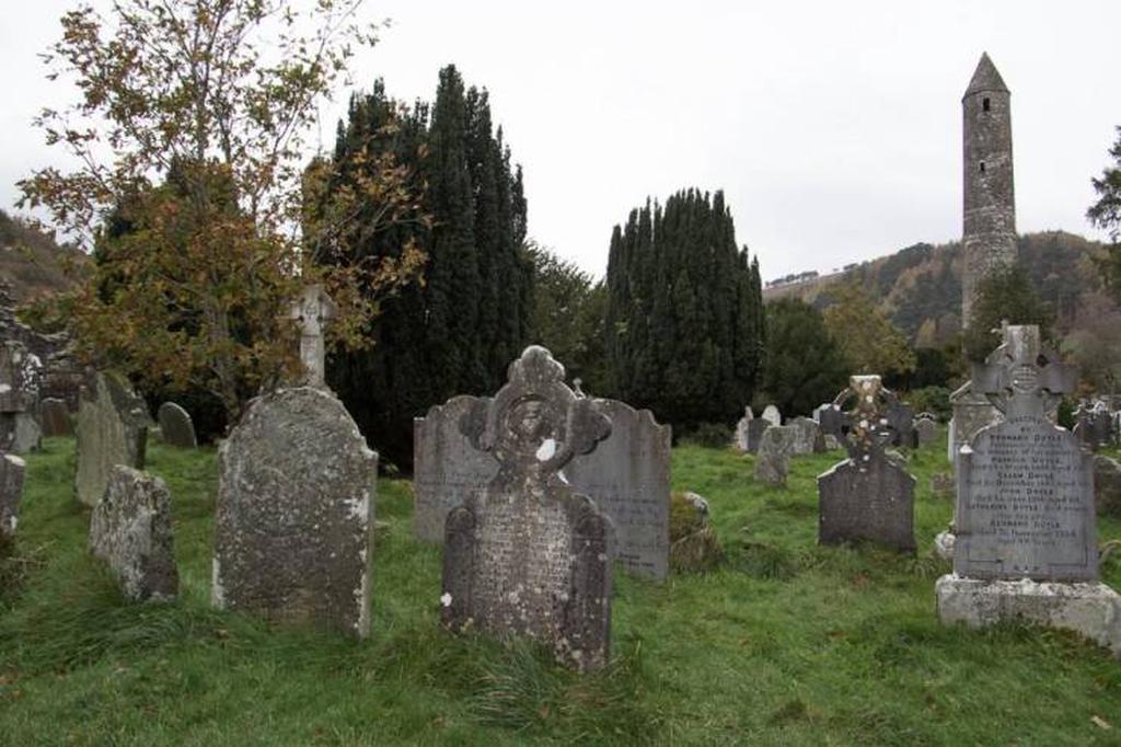 Классическое фото кладбища с башней.