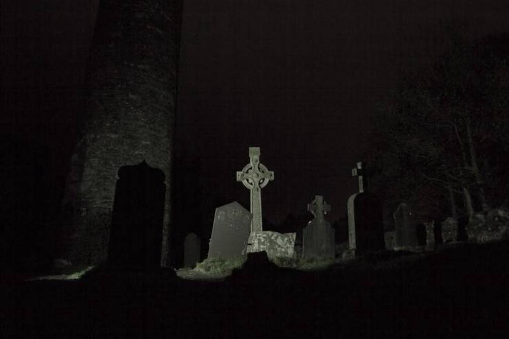 Кладбище ночью №2.