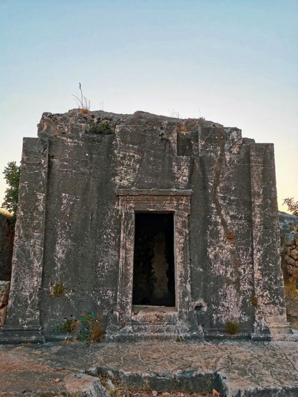 Ликийская гробница