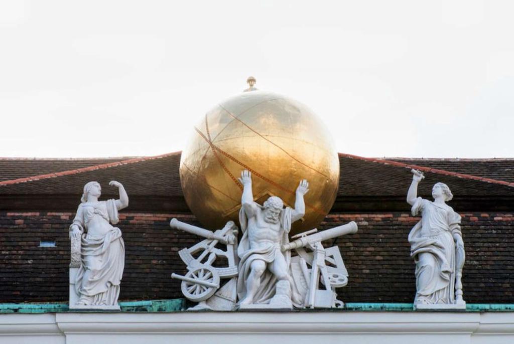 Августинское крыло