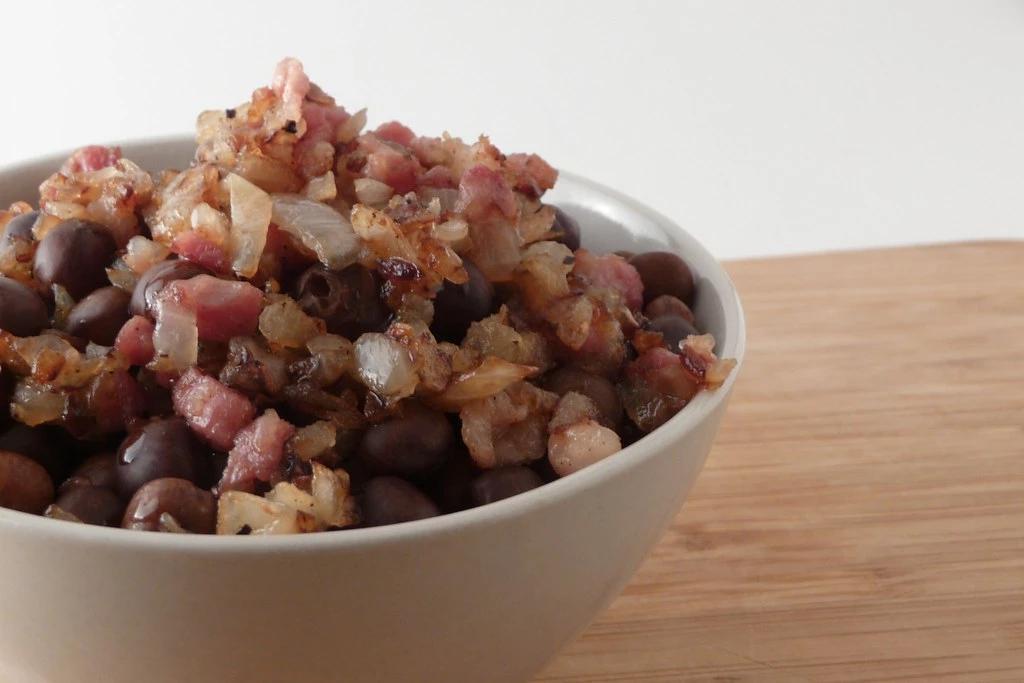 Серый горох с беконом