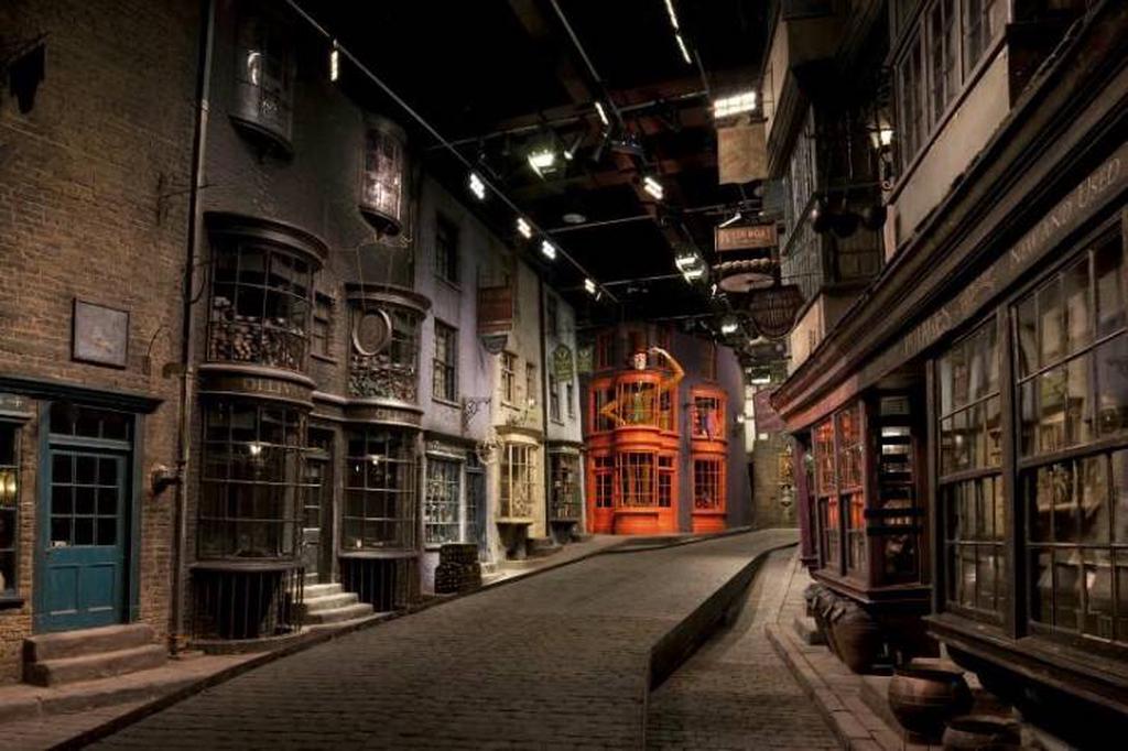 Студия Warner Bros