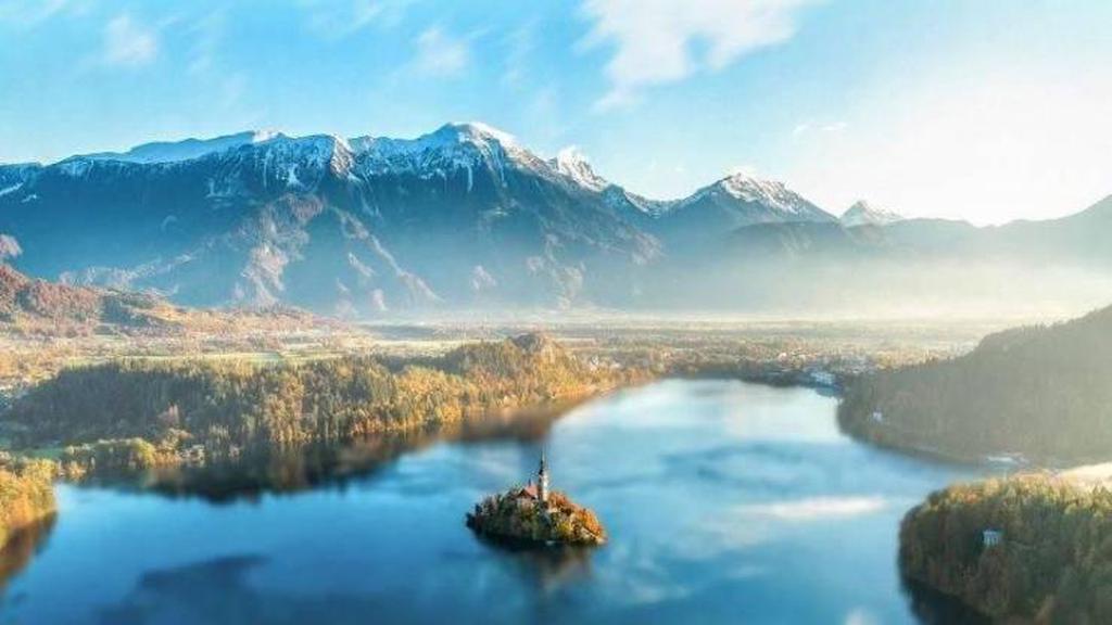 Панорама озера и церковь на острове
