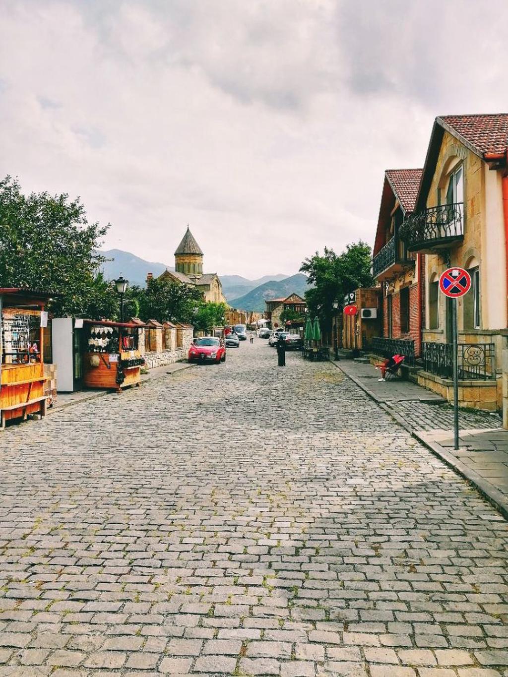 Улочка Мцхеты вдоль стены Светицховели