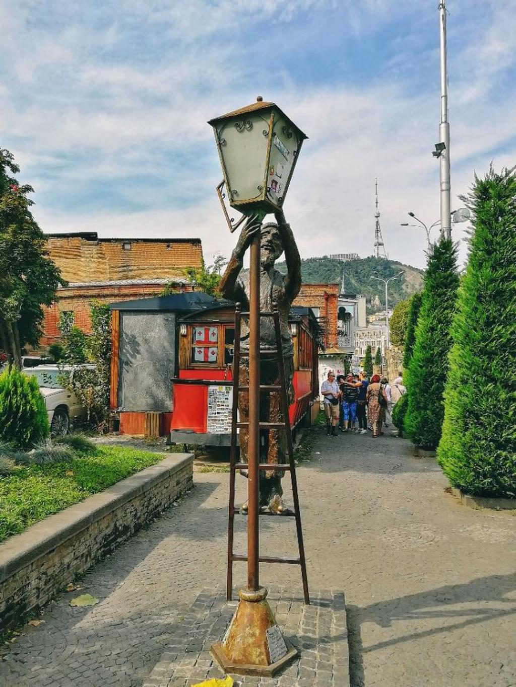 Памятник фонарщику