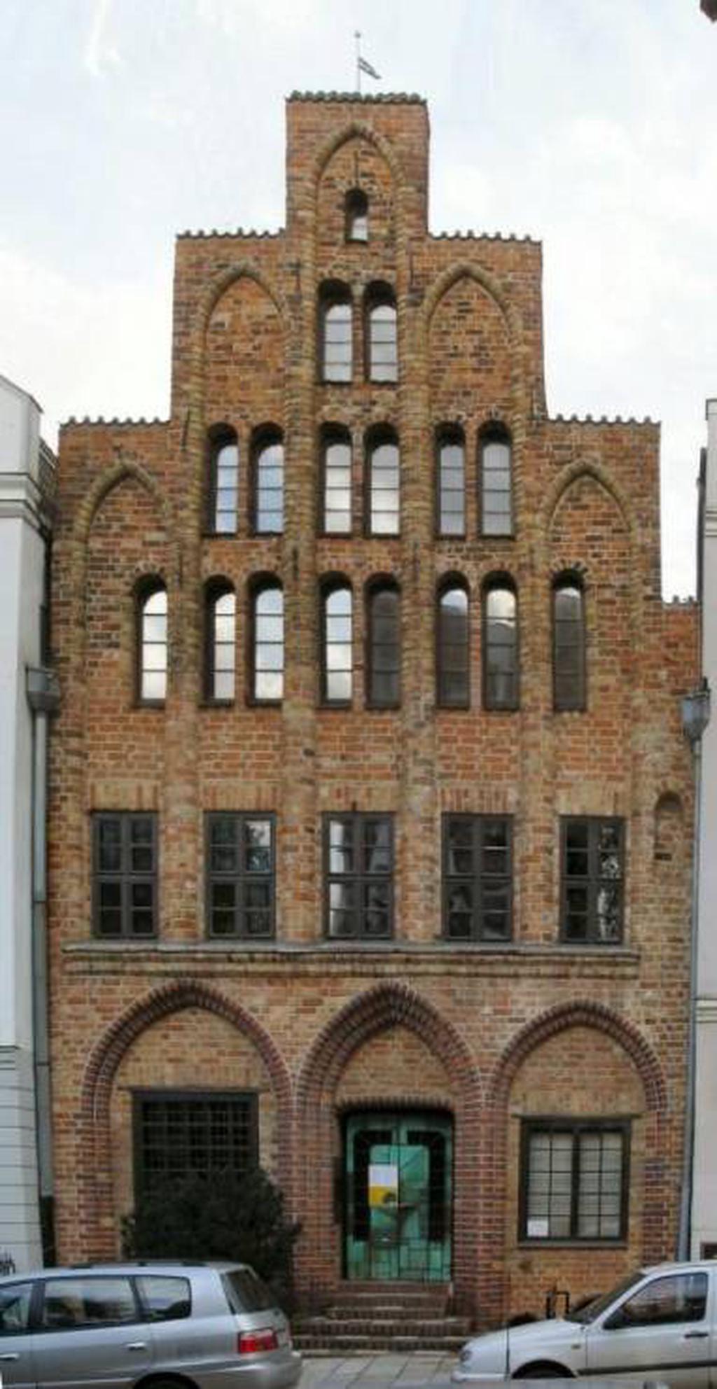 Старый готический дом