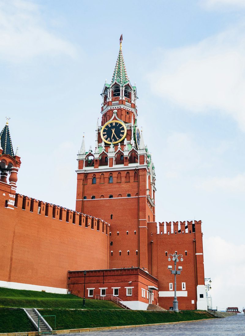 Спасская башня Московского Кремля с курантами