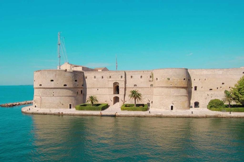 Арагонский замок (Castello Aragonese)