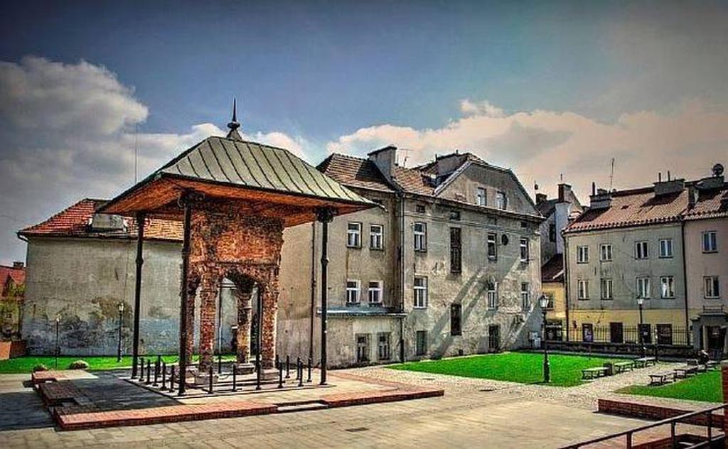 Центр Еврейских кварталов Тарнува с остатками старой синагоги