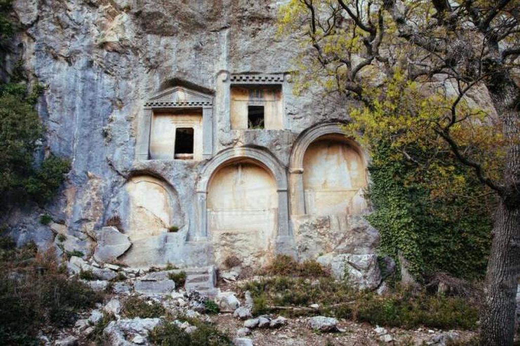Скальные гробницы
