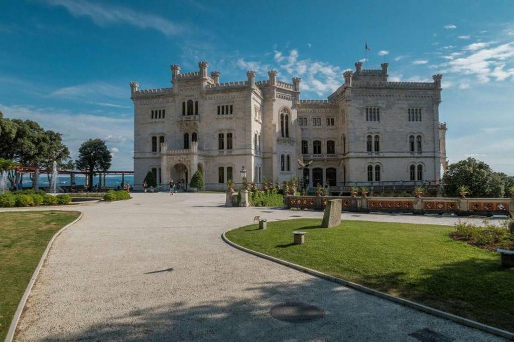 Замок Мирамаре