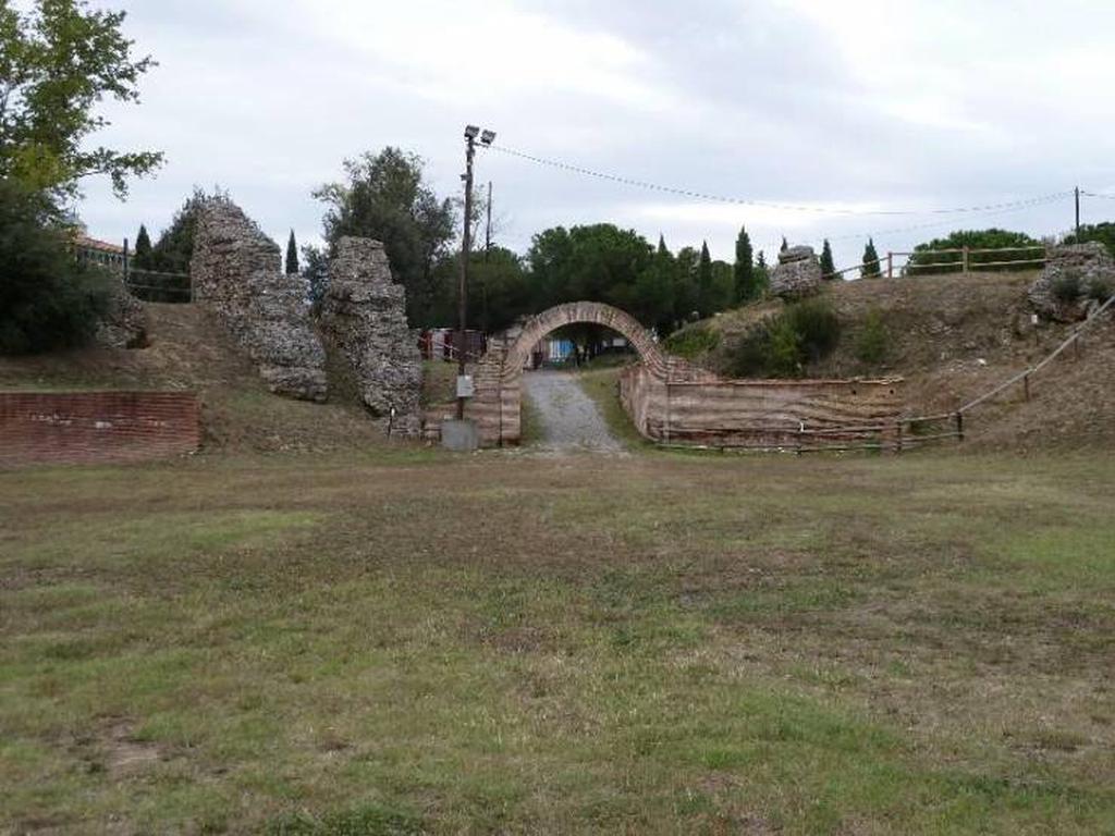 Руины римского амфитеатра