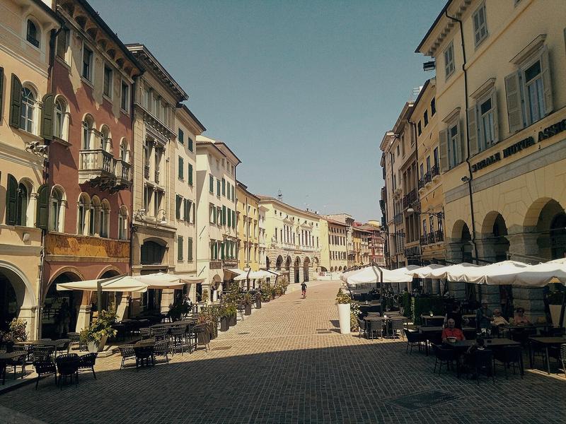 Улица Меркатовеккьо в Удине