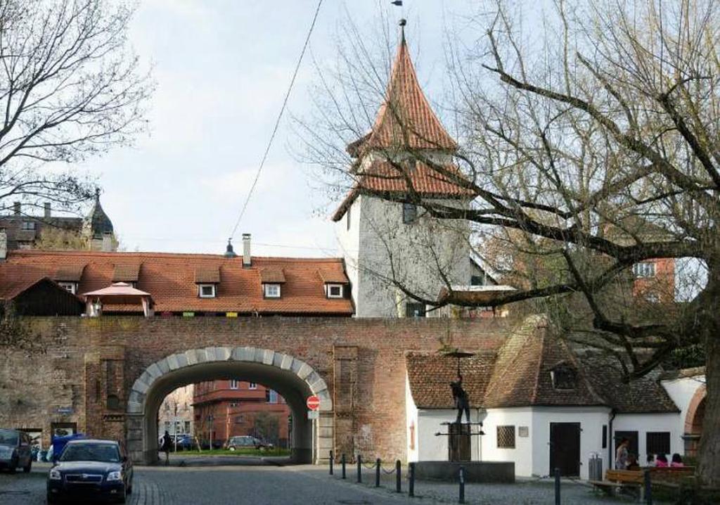 Морская башня с воротами