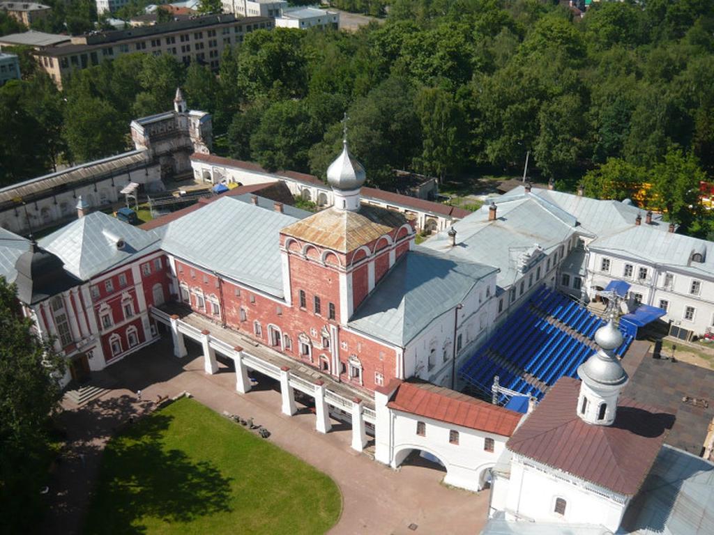 Архиерейский двор