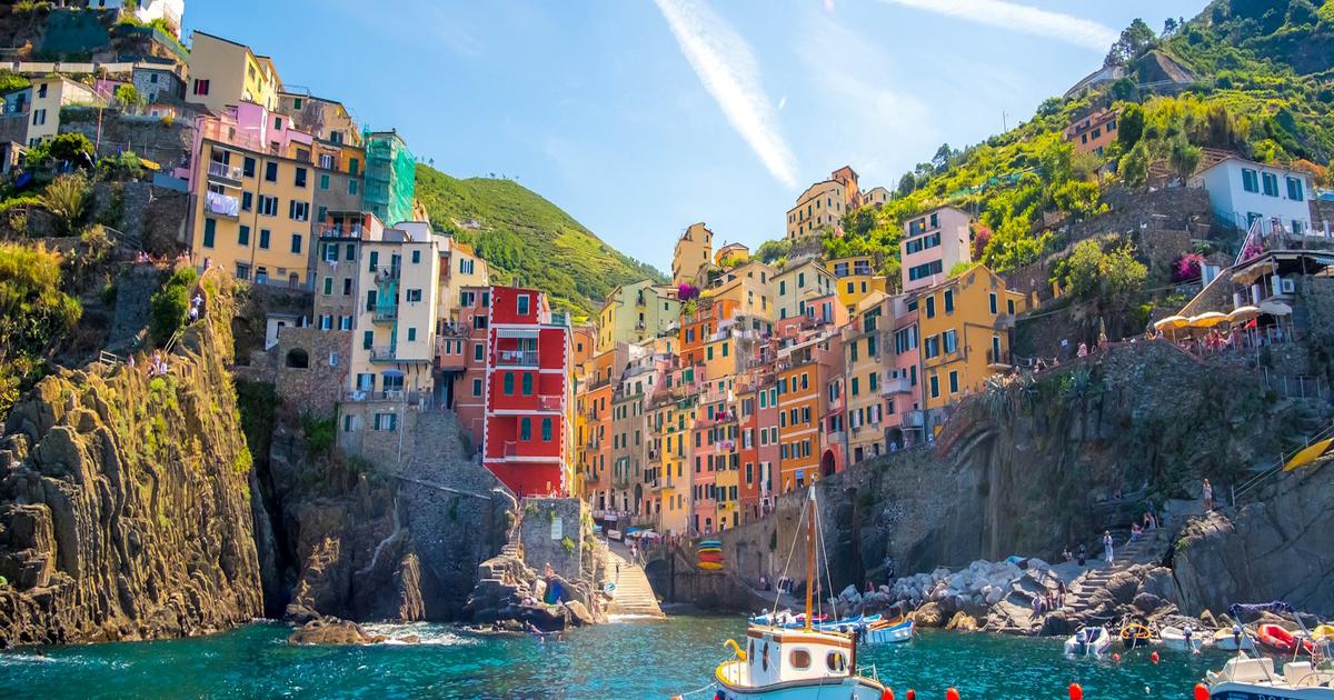 яркие дома на побережье итальянского городка Чинкве-Терре