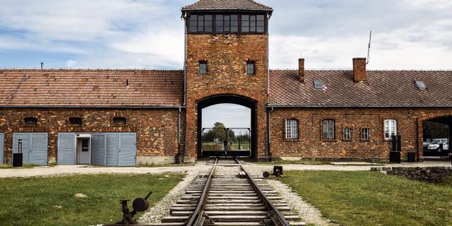 Экскурсия: Трансфер из Кракова — в Освенцим (Аушвиц-Биркенау) и на Раковицкое кладбище