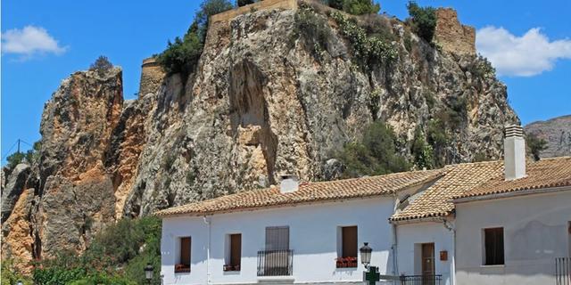 Экскурсия: Деревня-музей Гуадалест, водопады или парк динозавров и кое-что еще