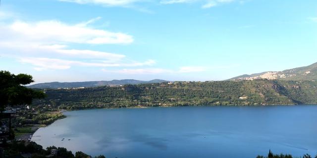 Экскурсия: Кастель-Гандольфо, вулканические озёра и земляничный Неми — из Рима