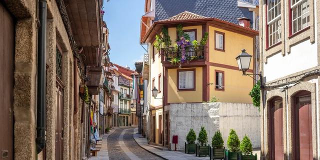 Экскурсия: Гимарайнш и усадьба с винодельней — атмосферный день в Северной Португалии