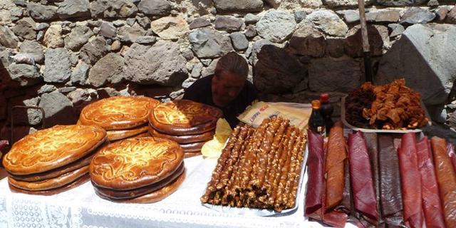 Экскурсия: Каменная симфония Гарни, скальный Гегард и обед на озере Севан