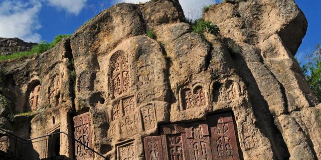 Экскурсия: Каменная симфония Гарни, скальный Гегард и обед на озере Севан