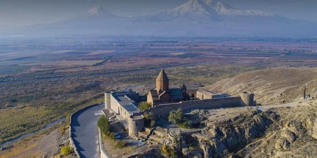 Экскурсия: Свидание с горой Арарат: пещера Арени, Нораванк и обед в семье виноделов