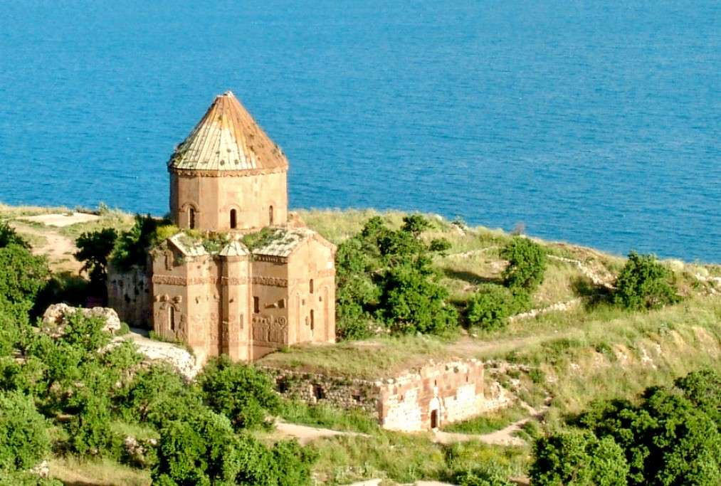 Остров Акдамар и средневековая армянская церковь