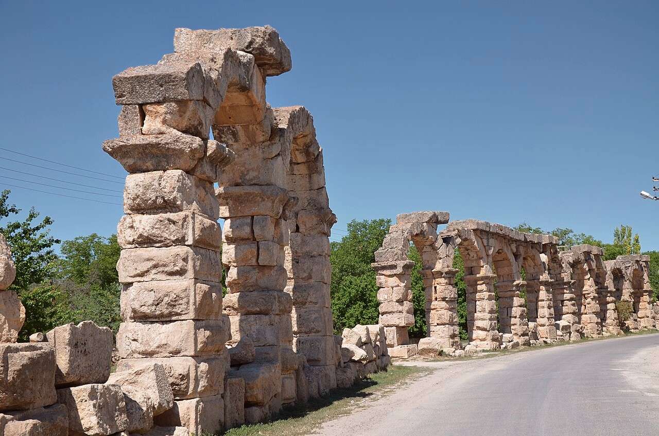 Римский акведук в Тиане