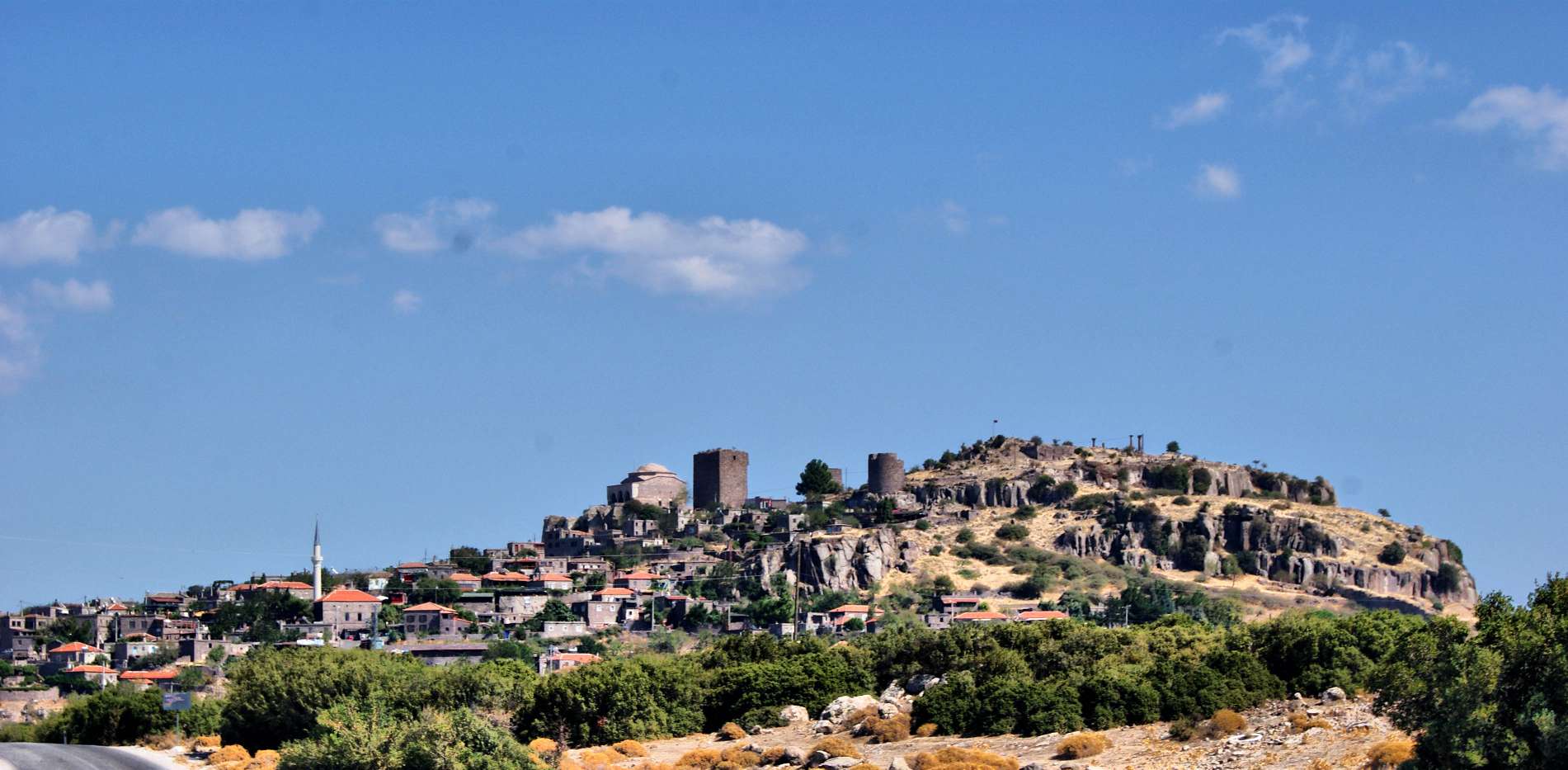 Руины Ассоса и городок Бехрам у подножия холма